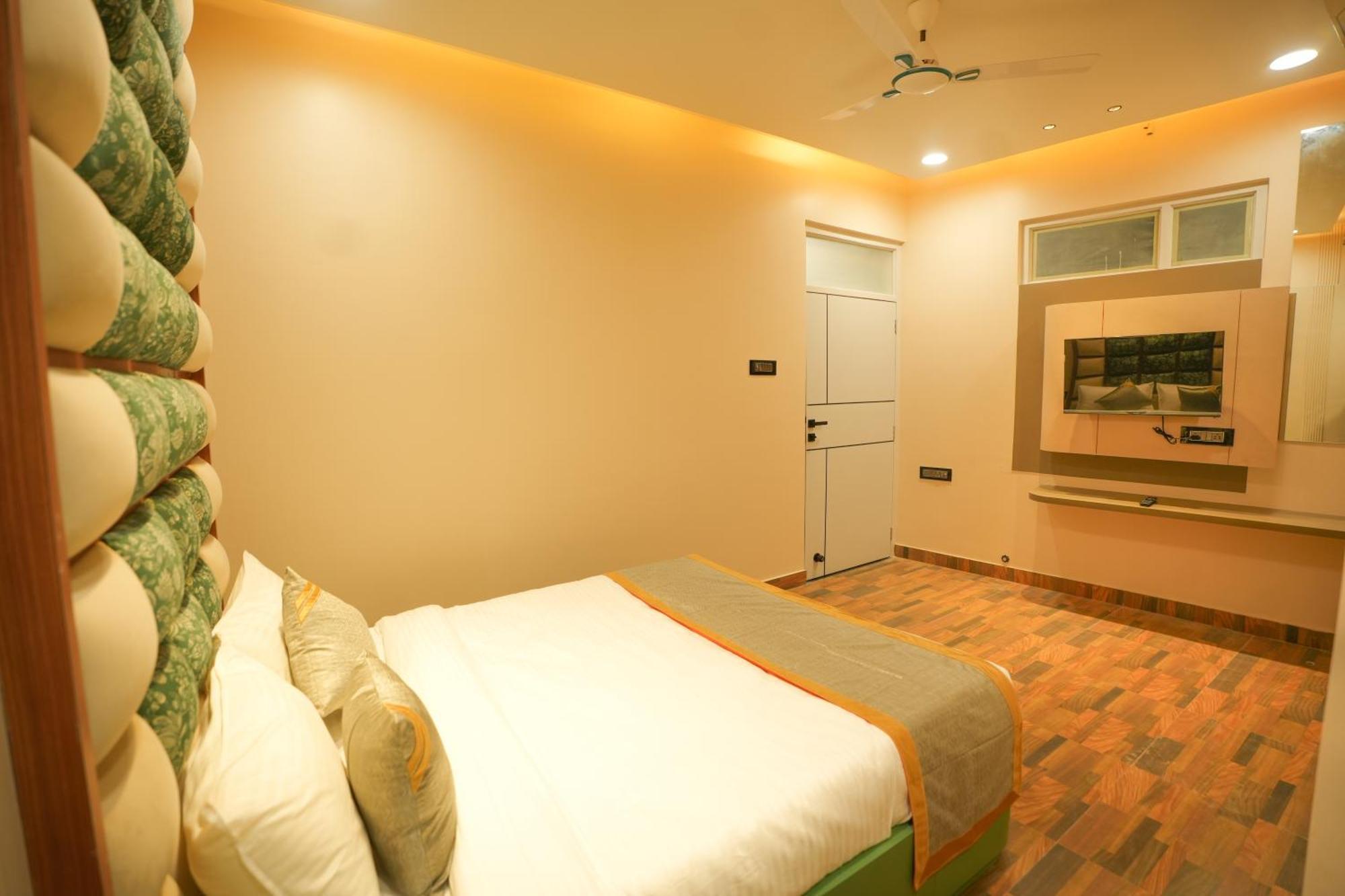 Dashrath Inn Near Ramjanmbhoomi Ayodhya Екстериор снимка