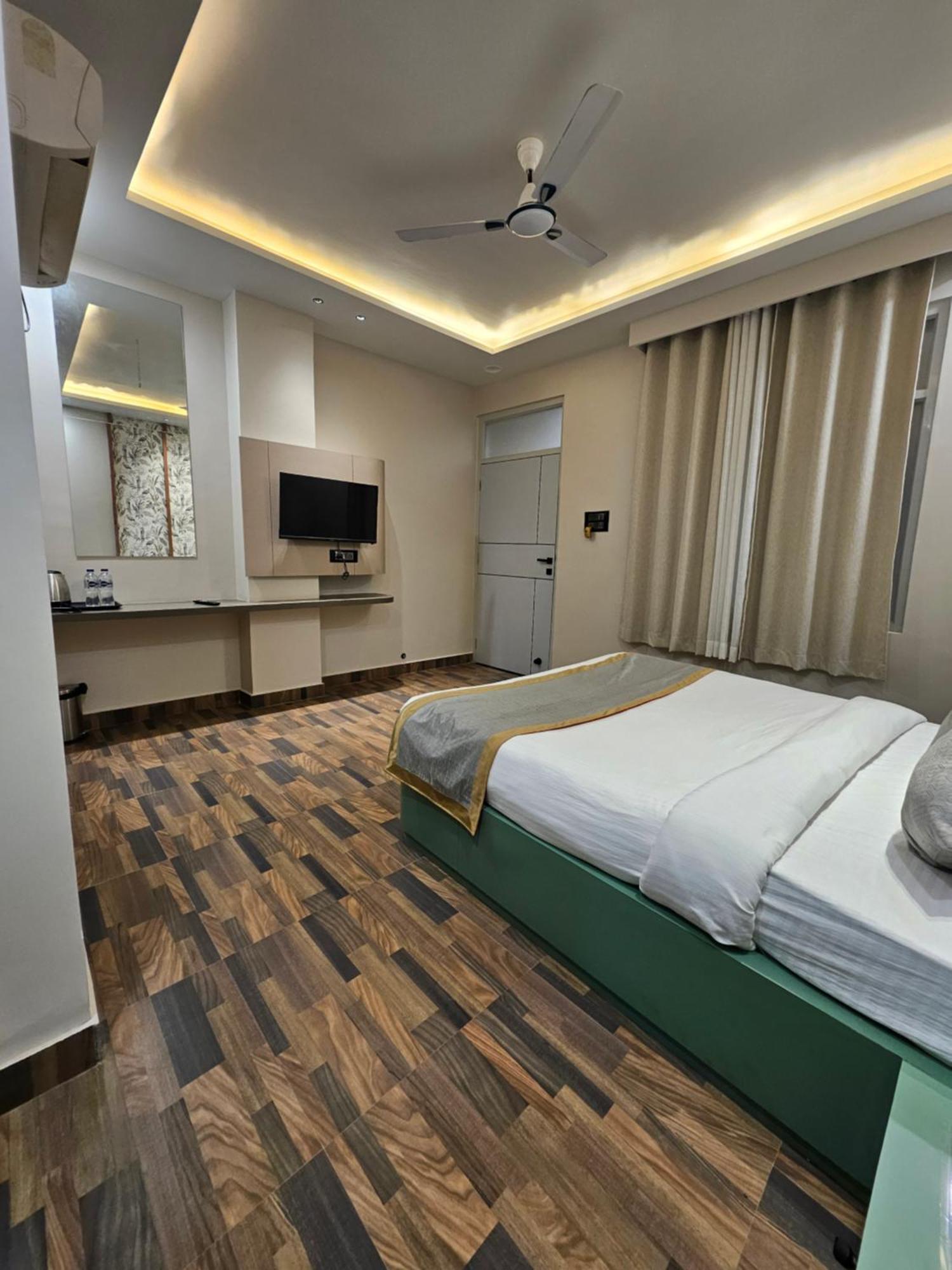 Dashrath Inn Near Ramjanmbhoomi Ayodhya Екстериор снимка